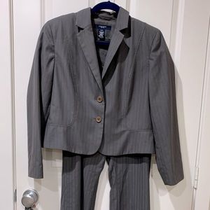 Jones Wear Petite business pants suit. size 14P. Gray/light blue pinstripe.